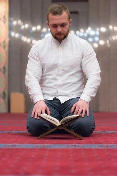 Θρησκευτικός μουσουλμάνος άνθρωπος προσεύχεται μέσα στο όμορφο μεγάλο τζαμί, εκ νέου — Φωτογραφία Αρχείου