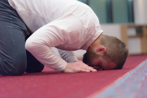 Junger religiöser europäischer muslimischer Mann betet im Inneren der schönen — Stockfoto