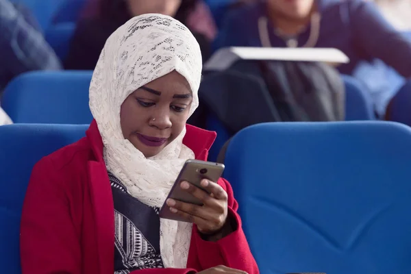 Afro-americana musulmana mujer de negocios escuchando y viendo p — Foto de Stock