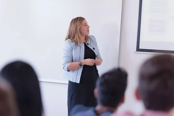 Female professor explain to students and interact with them in t — Stock Photo, Image