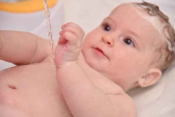 Csinos három hónapos kislány vesz egy fürdőt az anyja otthon, európai gyermek. — Stock Fotó