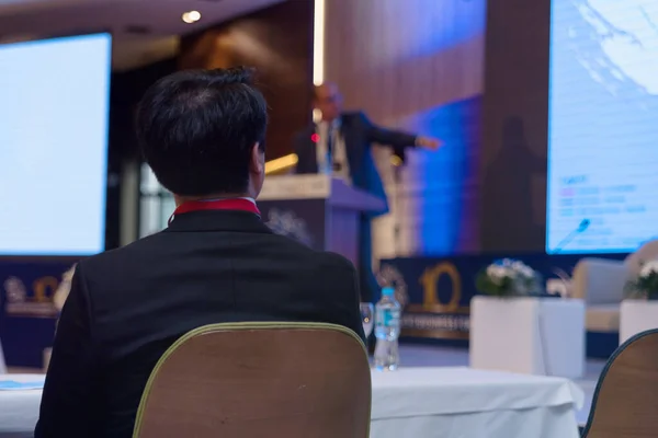 Empresário na sala de conferências de negócios com público dando prese — Fotografia de Stock