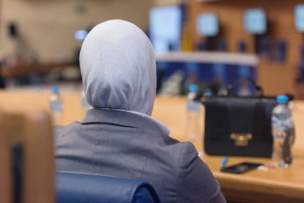 Mujer musulmana de negocios en la sala de conferencias de negocios con gi público — Foto de Stock
