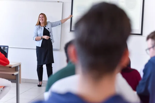 Female professor explain lesson to students and interact with th — Stock Photo, Image