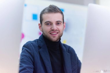 Programlama. Ofisteki bilgisayarda çalışan bir adam.