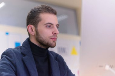 Modern bilgisayarda çalışan genç bir iş adamı. İş adamı.