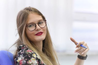 Sınıftaki kız öğrenci masasında oturuyor ve...