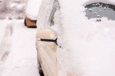 Sokak tarafında park halindeki arabalar karla kaplıydı. Kar altında araba