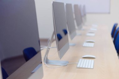 Masalarda bilgisayar ların olduğu modern ofis. Co boş bilgisayar odası