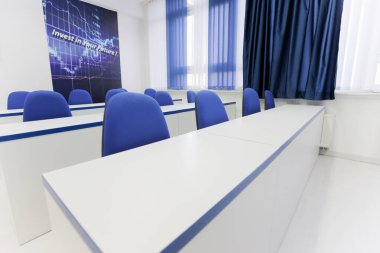 Sandalyesi olan öğrencileri veya öğretmenleri olmayan ekonomi sınıfı.