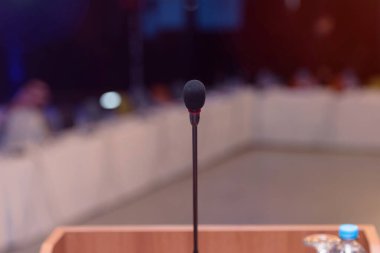 İş konferansı sırasında mikrofonların ön görüntüsü