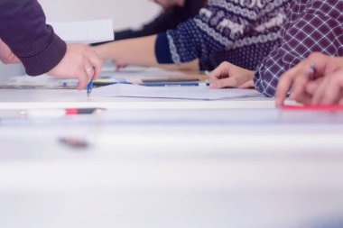 Erkek mimari profesörü, çok ırklı stuya dersi açıklıyor