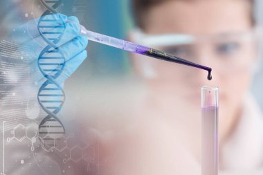 Laboratuvarda test tüpleriyle çalışan genç kadın laboratuvar bilim adamı.