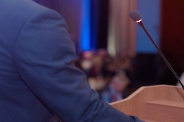 İş konferans odasında halka açık genç iş adamı