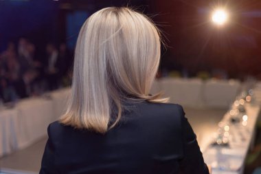 İş konferans odasında halka arz edilen genç bir iş kadını.
