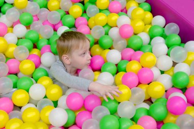 Yeni çocuk parkında oynayan dört yaşında bir çocuk. Dört.