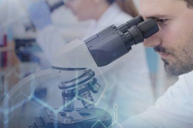 Laboratuvarda deney tüpleriyle çalışan iki genç bilim adamı...