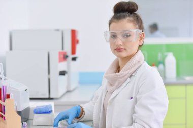 Laboratuvarda araştırma yapan genç bir erkek bilim adamı.