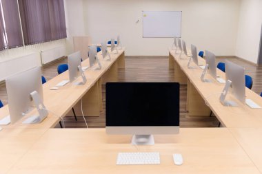 Masalarda bilgisayar ların olduğu modern ofis. Co boş bilgisayar odası