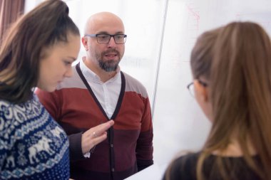 Erkek mimari profesörü, çok ırklı stuya dersi açıklıyor