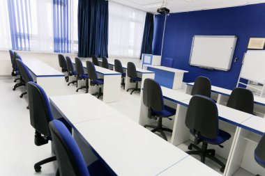 Akıllı tahtası olan ve öğrencileri olmayan ekonomi sınıfı.