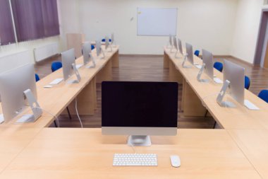 Masalarda bilgisayar ların olduğu modern ofis. Co boş bilgisayar odası