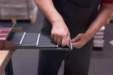 Marangoz atölyesinde çalışan işçi önünde gururla ayakta 