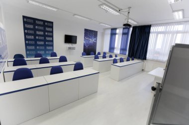 Sandalyesi olan öğrencileri veya öğretmenleri olmayan ekonomi sınıfı.