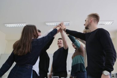 Teknik meslek eğitimi alan bir grup genç öğrenci