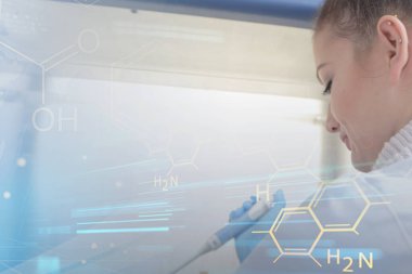 Laboratuvarda test tüpleriyle çalışan genç kadın laboratuvar bilim adamı.