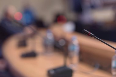 Konferans salonunda veya salonda mikrofonlara odaklanın, 