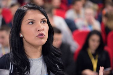 Genç bayan öğretmenler konferans ya da seminer odasında genç öğrencilere izah eder ve onlarla iletişim kurarlar..