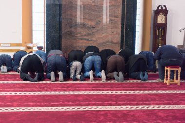Dindar Müslümanlar büyük caminin içinde birlikte dua ediyorlar..