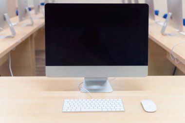 Masalarda bilgisayar ların olduğu modern ofis. Co boş bilgisayar odası