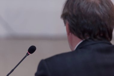 İş konferans odasında halka açık genç iş adamı
