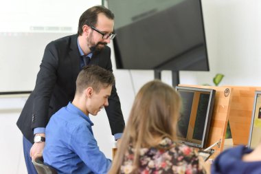 Bayan profesör öğrencilere açıkla ve onlarla iletişim kur.