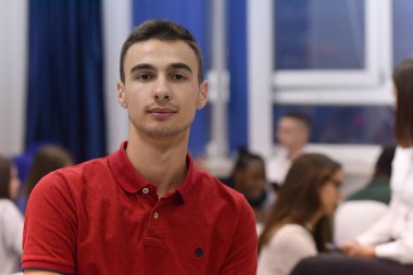 Kampüste öğrenci hayatı. Bayan üniversite öğrencilerinin portresi.