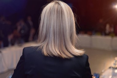 İş konferans odasında halka arz edilen genç bir iş kadını.
