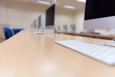 Masalarda bilgisayar ların olduğu modern ofis. Co boş bilgisayar odası