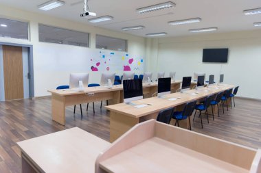 Masalarda bilgisayar ların olduğu modern ofis. Co boş bilgisayar odası