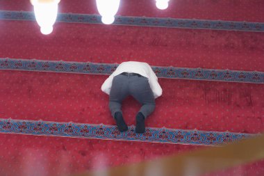 Genç, dindar, Avrupalı Müslüman adam bu güzel adamın içinde dua ediyor.