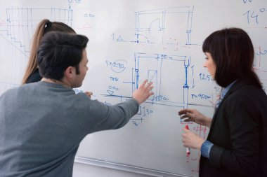 Kadın Mimarlık öğretmeni iş başında. Kadın profesör açıkla.