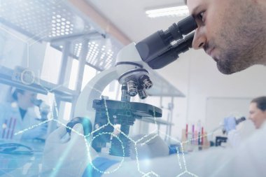 Laboratuvarda test tu ile çalışan bir grup genç bilim adamı.