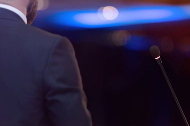 İş konferans odasında halka açık genç iş adamı