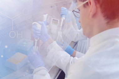 Laboratuvarda deney tüpleriyle çalışan iki genç bilim adamı...