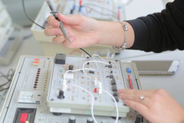 Teknik meslek eğitimi alan genç bir kız öğrenci.