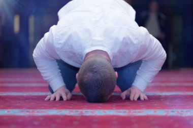 Genç, dindar, Avrupalı Müslüman adam bu güzel adamın içinde dua ediyor.