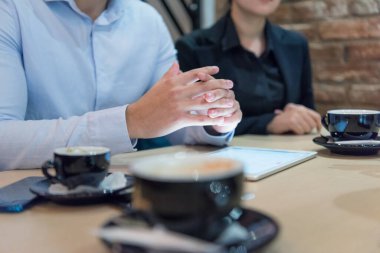 Teknolojiyle bağlantılı olarak çalışan çok ırklı iş adamları