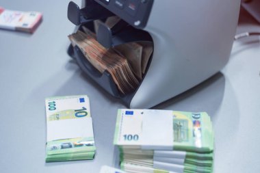 Banka çalışanları banka kasasında para sayıyor ve sıralıyor. Lar