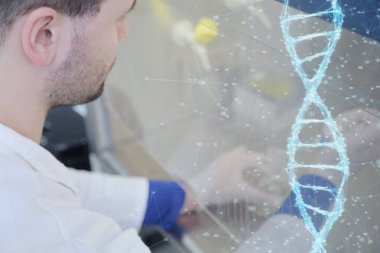 Laboratuvarda test tüpleriyle çalışan genç bir bilim adamı.